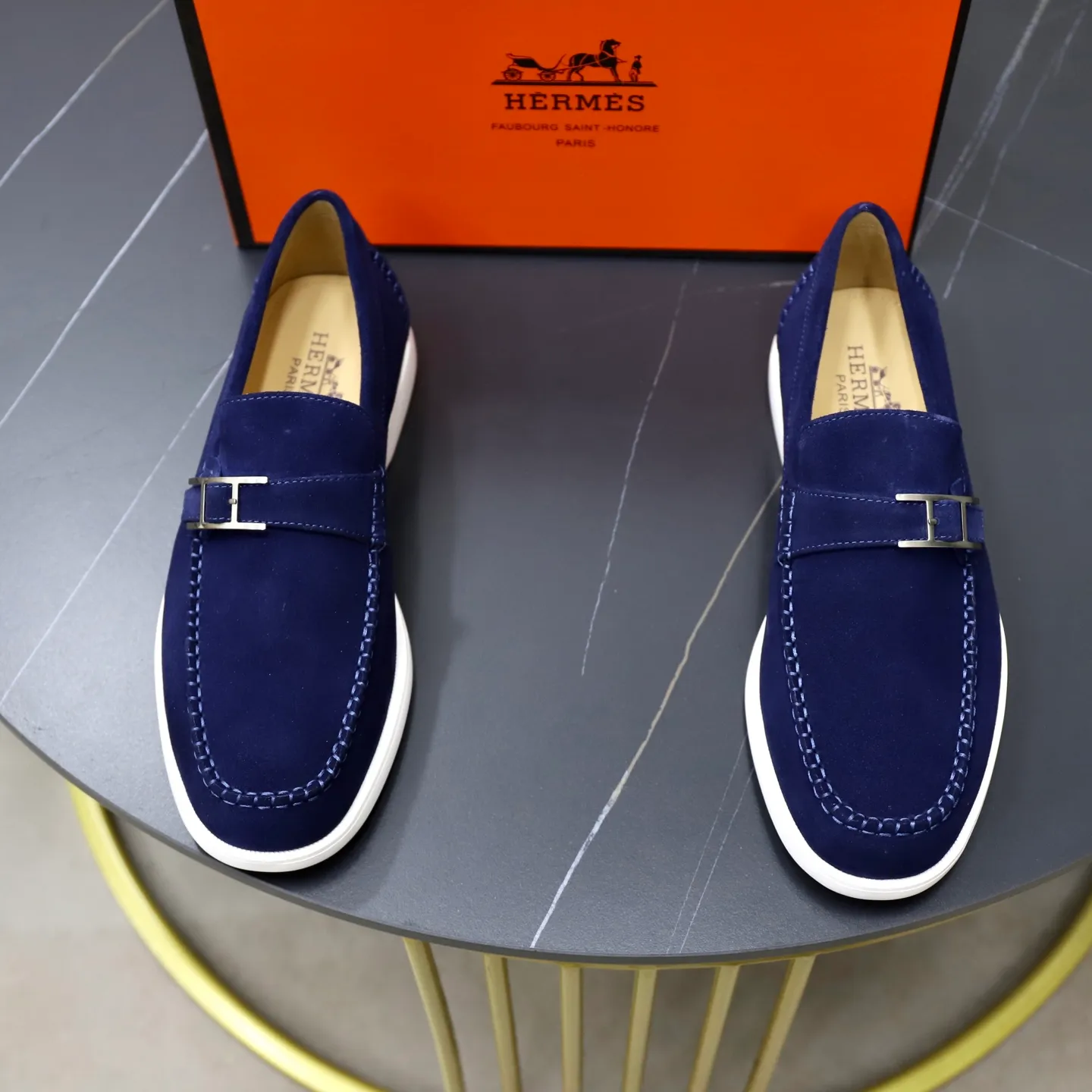 Ex-factory price: 540💰Hermès/Hermès slip-on men's shoes. This shoe is made of imported cow suede leather, with simple and smooth lines, and a 3CM rubber foam ultra-light sole combined with aerodynamic design! Youthful and fashionable, H button decoration, contrasting leather embellishment on the heel, calf lining to gently wrap your feet, with embossed logo cowhide feet, leather rock strips, casual and urban style, highlighting youthful vitality, sports and leisure version, super versatile Size number: 38-39-40-41-42-43-44 Standard leather shoe size (45 can be customized but does not support returns)